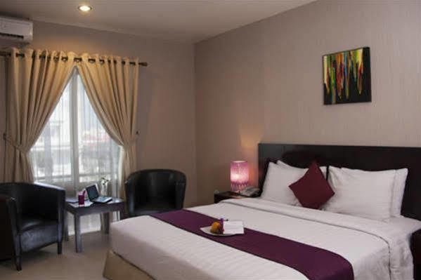 Orchardz Hotel Ayani 폰티아낙 외부 사진