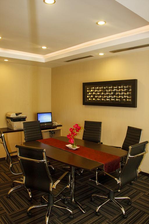 Orchardz Hotel Ayani 폰티아낙 외부 사진